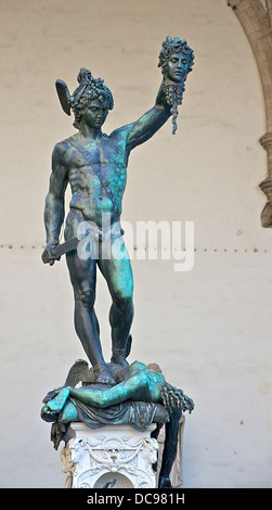 Persée tenant la tête de Méduse, par Benvenuto Cellini, Loggia dei Lanzi, Florence, Italie Banque D'Images