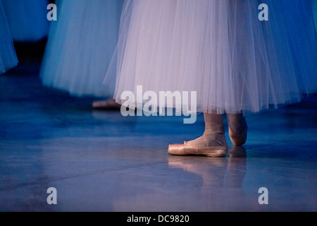 Danseurs de Ballet en chaussons sur la scène Banque D'Images