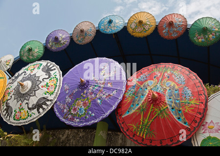 Asiatique peint de couleurs vives, de parasols en papier Banque D'Images