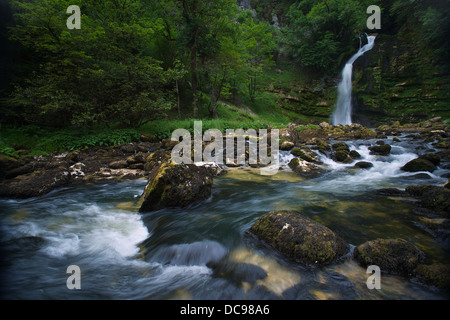 Cascade dans les gorges du Flumen près d Saint-Cluade Jura en France Banque D'Images