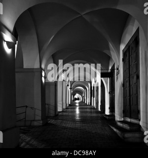 Archway étroit mystérieux de Prague la nuit Banque D'Images