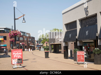 Rue commerçante presque déserte par temps chaud Sliedrecht Pays-Bas Banque D'Images