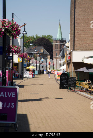 Rue commerçante presque déserte par temps chaud Sliedrecht Pays-Bas Banque D'Images