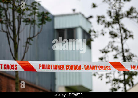 Belfast, en Irlande du Nord, Royaume-Uni. 13 août 2013. Les enfants portent des pipe-bombe dans la station de police PSNI Woodbourne. ATO ont été appelés à rendre l'appareil en sécurité, et il a été confirmé que c'était un dispositif viable. Crédit : Stephen Barnes/Alamy Live News Banque D'Images