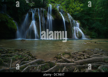 Cascade des tufs, Baume-les-Messieurs, du patrimoine national de la France Banque D'Images