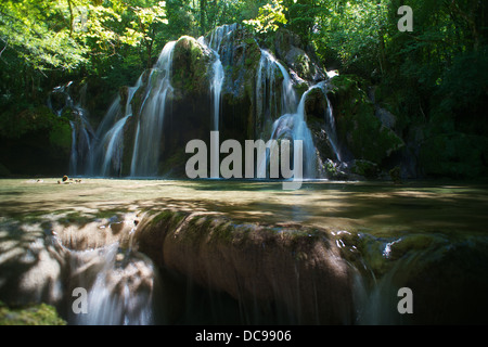 Cascade des tufs, Baume-les-Messieurs, du patrimoine national de la France Banque D'Images