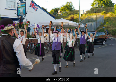 Danseurs Morris dans un village, Devon, UK Banque D'Images