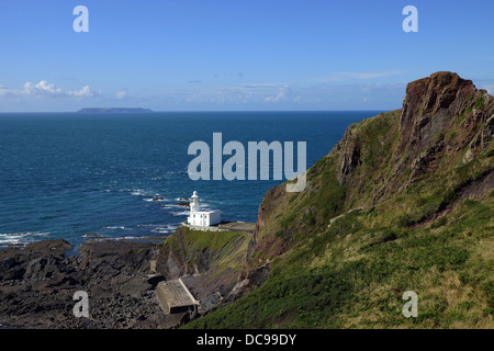 Hartland Point Lighthouse avec Lundy Island en arrière-plan, North Devon, UK Banque D'Images