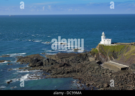 Hartland Point Lighthouse avec en arrière-plan, North Devon, UK Banque D'Images