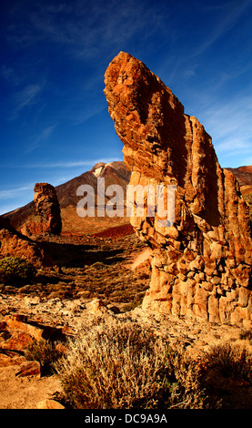 Volcan Teide avec des rochers en premier plan, île de Tenerife, Canaries, Espagne Banque D'Images