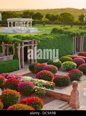 Jardins avec des bougainvilliers colorés buissons, Palace Hotel, Umaid Bhawan Palace Banque D'Images