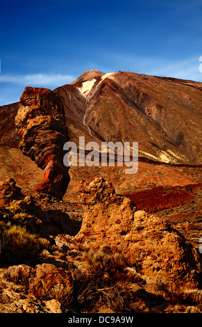 Volcan Teide avec Roque Cinchado au premier plan, île de Tenerife, Canaries, Espagne Banque D'Images