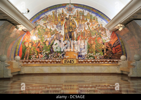 Mosaïque murale célébrant la victoire de 1945, la station de métro Park Pobedy Banque D'Images