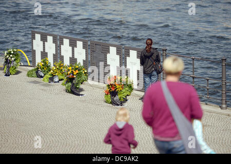 Berlin, Allemagne. Août 13, 2013. Les couronnes ont été placés à un site commémoratif pour les victimes du mur près du Palais du Reichstag à Berlin, Allemagne, 13 août 2013. Des couronnes ont été déposées dans différents quartiers de Berlin à l'occasion de la construction du mur de Berlin en 1961 et les victimes des quartiers à l'intérieur de la frontière allemande. Photo : RAINER JENSEN/dpa/Alamy Live News Banque D'Images