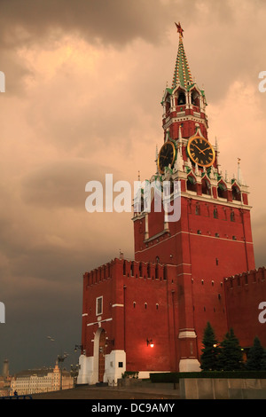 La tour du sauveur du Kremlin sur la Place Rouge, Krasnaya Ploshchad, atmosphère orageuse, le soir Banque D'Images