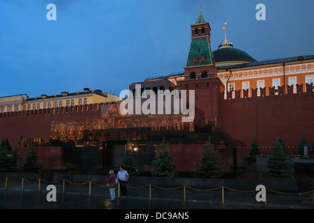 Mausolée de Lénine et Kremlin, reflet de la gencive department store dans le mur de marbre du mausolée, de la Place Rouge Banque D'Images