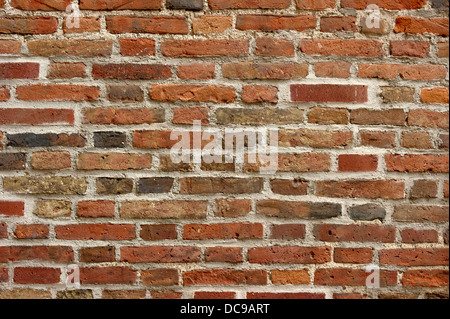 Mur de brique médiévale, mur extérieur, Collégiale Saint-Martin, 14e siècle Banque D'Images