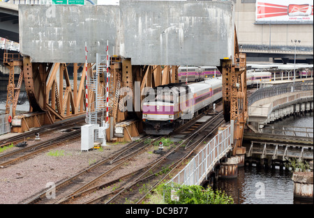 Un train de banlieue MBTA laissant Bostons' Gare du Nord et passant sur un pont tournant sur la Charles River. Banque D'Images