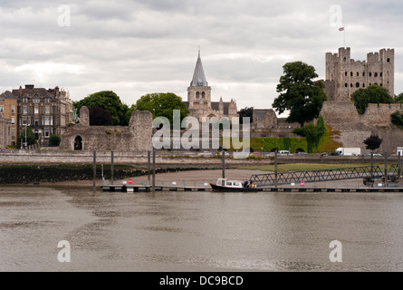 Vue de Rochester Kent England UK à partir de l'autre côté de la rivière Medway y compris le château et la Cathédrale Banque D'Images