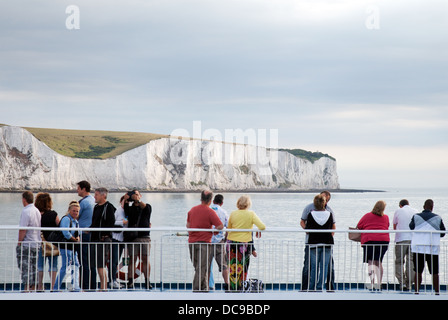 Cross Channel car-ferry à passagers à la recherche les falaises blanches de Douvres en tant qu'ils se rendent en France en vacances Banque D'Images