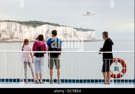 Les passagers des ferries qui traversent la manche à la recherche de the White Cliffs of Dover en tant qu'ils se rendent en France en vacances Banque D'Images