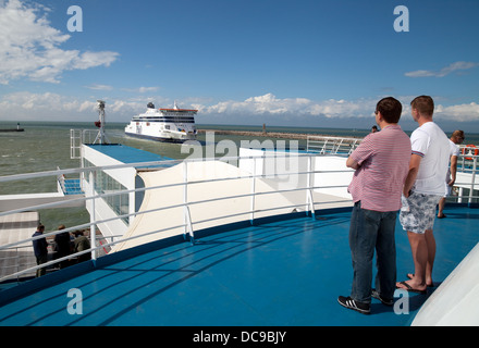 Les passagers à bord du ferry transmanche MyFerryLink 'Rodin' quand il quitte Calais Dover Banque D'Images