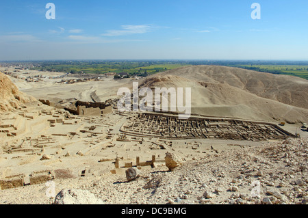 Ruines de l'ancien règlement des ouvriers de Deir el-Médineh et tombes Banque D'Images