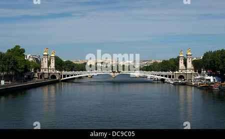 Le Pont Alexandre III à Paris, vu depuis le Pont de la Concorde Banque D'Images