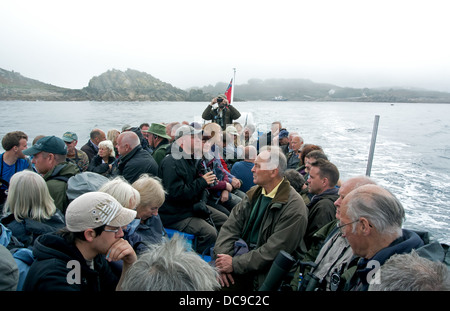 Les ornithologues amateurs sur un bateau sur Îles Scilly 3 Banque D'Images