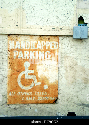 Stationnement pour personnes handicapées rouillé signe. Banque D'Images