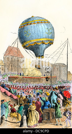 Ballon Montgolfier en France, la première ascension d'air chaud, 1783. À la main, gravure sur bois Banque D'Images