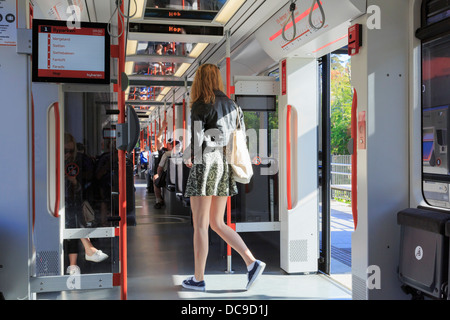 La saisie d'un transport de passagers de sexe féminin sur le Bergen Light rail transit system local en Norvège, Scandinavie Banque D'Images