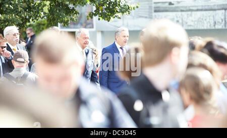 Berlin, Allemagne. 13 août, 2013. À l'occasion de la commémoration du 52e anniversaire du mur de Berlin, le ministre de la Culture Bernd Neumann et le maire de Berlin Klaus Wowereit fixer en gerbes au mur de Berlin. La commémoration du 52e anniversaire de la construction du mur de Berlin se tient à garder vivante la mémoire de division allemande et de leurs victimes. Credit : Reynaldo Chaib Paganelli/Alamy Live News Banque D'Images