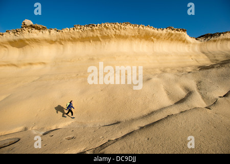Randonnées d'une femme lors d'un voyage d'escalade à Malte. Banque D'Images