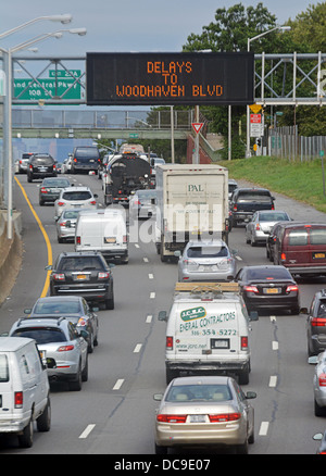 Matin embouteillage à Flushing, dans le Queens à New York sur la Long Island Expressway en direction de Manhattan. Banque D'Images