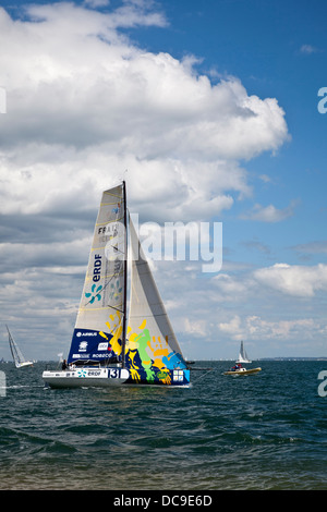 Bateau de course en compétition dans le FEDER 131 Rolex Fastnet Race 2013 l'arrondissement Hurst spit Keyhaven Hampshire Banque D'Images