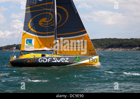 Bateau de course en compétition dans GDF Suez la Rolex Fastnet Race 2013 l'arrondissement Hurst spit sur le Solent Hampshire Banque D'Images