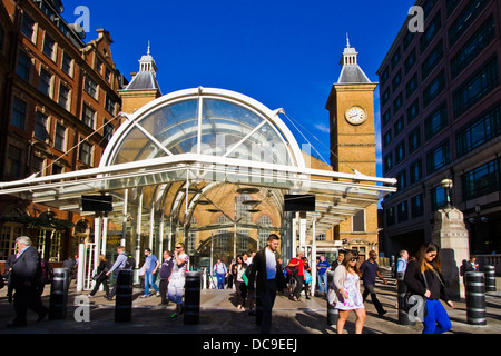 Les voyageurs quittant la gare de Liverpool Street dans la ville de Londres Banque D'Images