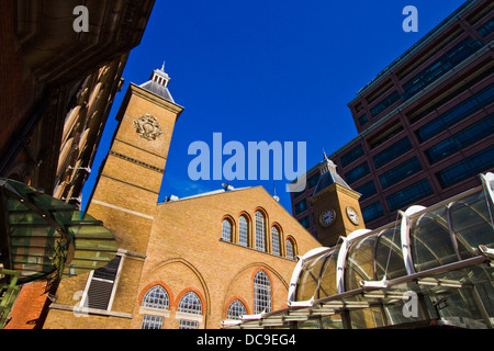 La gare de Liverpool street vieille structure modulaire brillants dans le soleil du matin, Ville de London Banque D'Images