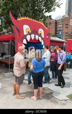 Les gens faire la queue à un vendeur alimentaire mobile, Montréal. Banque D'Images