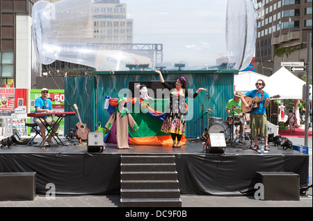 Spectacle en plein air pour les enfants qui s'est tenu sur la Place des Festivals de Montréal au cours du Festival Juste pour rire. Banque D'Images