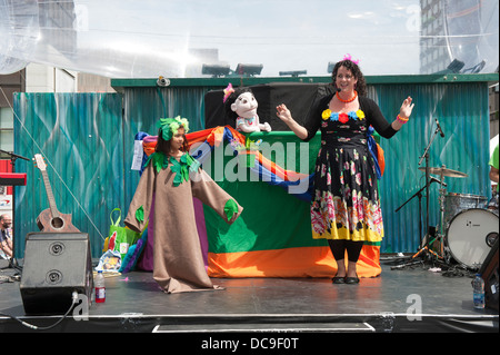 Spectacle en plein air pour les enfants qui s'est tenu sur la Place des Festivals de Montréal au cours du Festival Juste pour rire. Banque D'Images