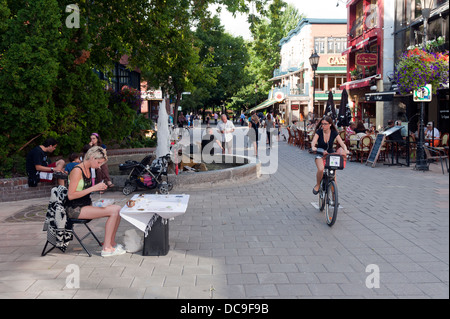 Jeune femme équitation un vélo de location Bixi sur la rue Duluth, à Montréal. Banque D'Images