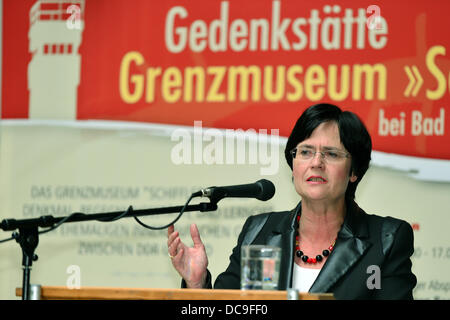 Asbach-Sickenberg, Allemagne. Août 13, 2013. Premier ministre de Thuringe Christine Lieberknecht parle lors d'une cérémonie pour marquer le 52e anniversaire de la construction du mur séparer l'Allemagne de l'ouest et la construction le 13 août 1961, à l'Schifflersgrund Asbach-Sickenberg au Musée de la frontière, en Allemagne, le 13 août 2013. Le musée au passage de la frontière entre les états allemands de Thuringia-Hesse a ouvert ses portes en octobre 1991. Photo : Marc Nrit/dpa/Alamy Live News Banque D'Images