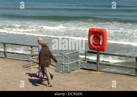 Containered support bouée de sauvetage sur la plage à Aberdeen en Écosse Banque D'Images