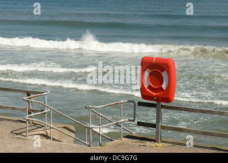 Containered support bouée de sauvetage sur la plage à Aberdeen en Écosse Banque D'Images