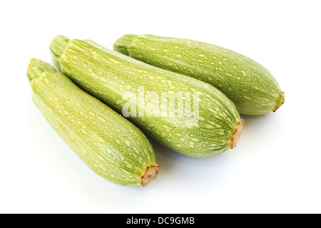 Courgettes fraîches isolées sur fond blanc. Banque D'Images