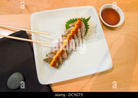 - Plaque de fruits de mer japonais et poêlé en croûte de poivre tranches de filet de poisson Limande Banque D'Images