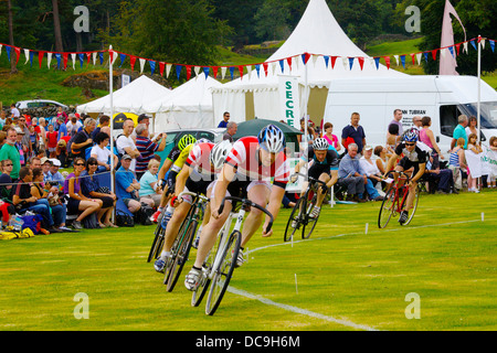 Les cyclistes qui participent à des sports d'Ambleside dans le Lake District, Cumbria, England, UK Banque D'Images