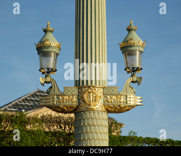 Détail d'une colonne rostrale, de lanternes, de la Place de la Concorde à Paris Banque D'Images